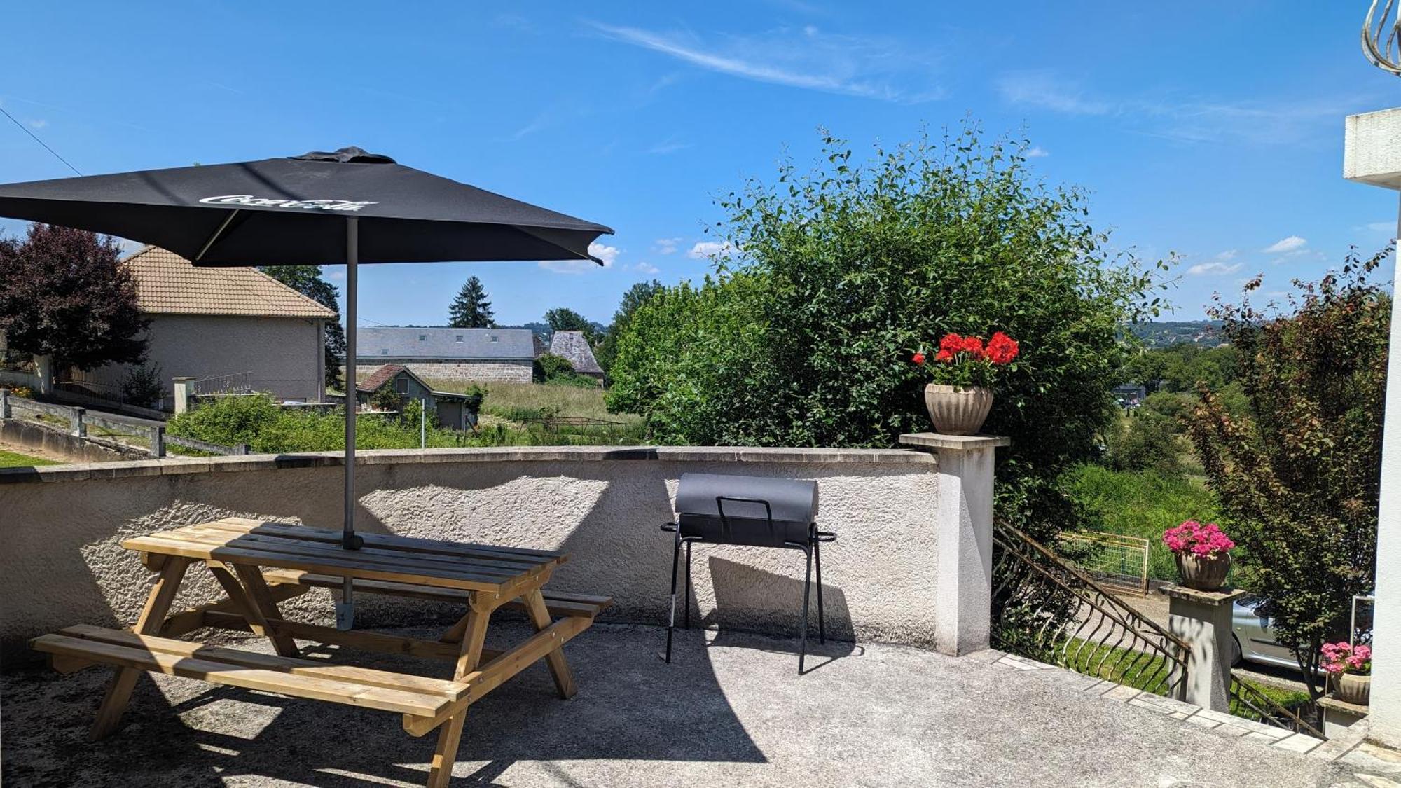 Logement A Brive Proche Centre-Ville Et Campagne - Climatisation, Wifi, Coin Exterieur Et Parking Prives エクステリア 写真